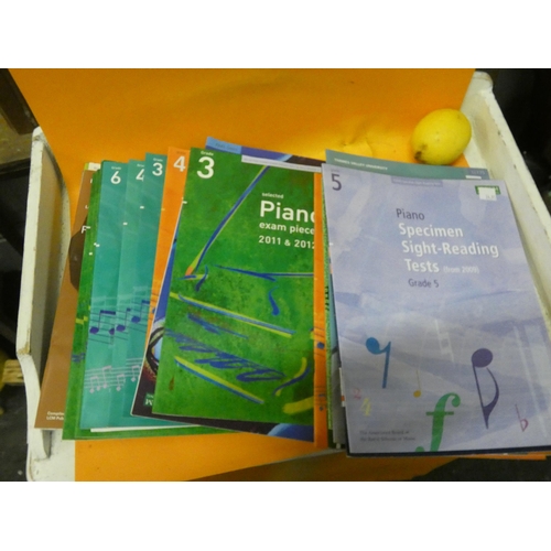 41 - COLLECTION OF PIANO/ KEYBOARD MUSIC BOOKS