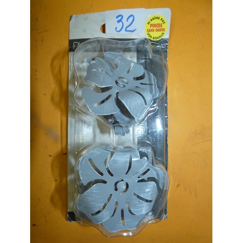 32 - 2 PCS CURTAIN FLOWERS