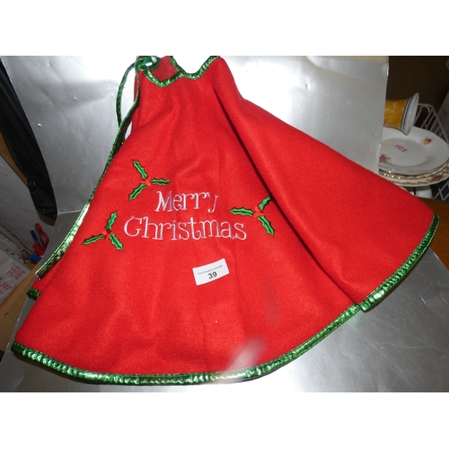 39 - LARGE CHRISTMAS TREE SKIRT