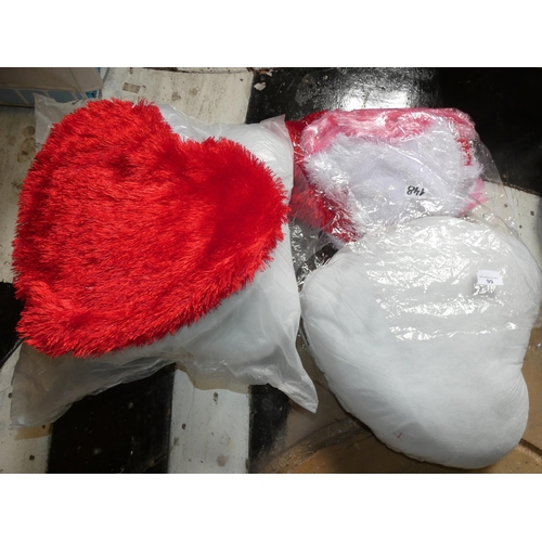 99 - LOT OF 3 HEART PILLOW AND LOT OF  PILLOW CASES