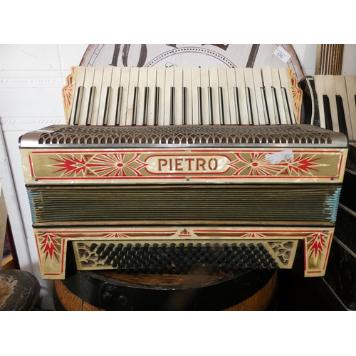 1030 - QUALITY VINTAGE PIETRO ACCORDION