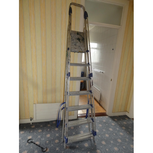 105 - ALUMINIUM STEP LADDER