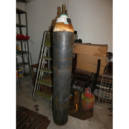 110 - GAS CYLINDER