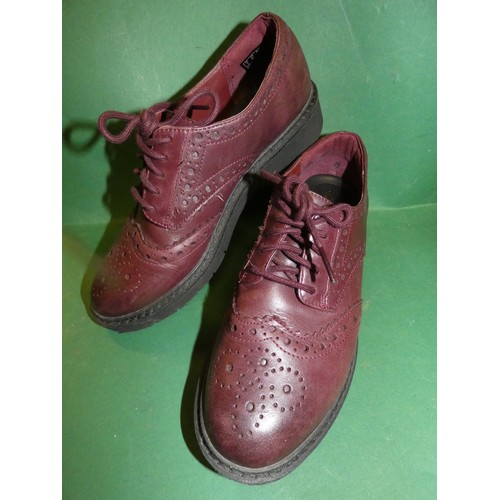 48 - CLARKS SHOES SIZE 4