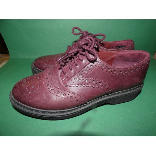 48 - CLARKS SHOES SIZE 4