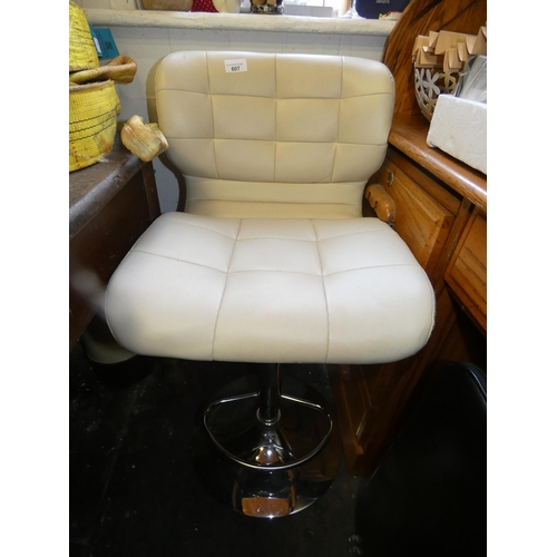 607 - WHITE BAR STOOL