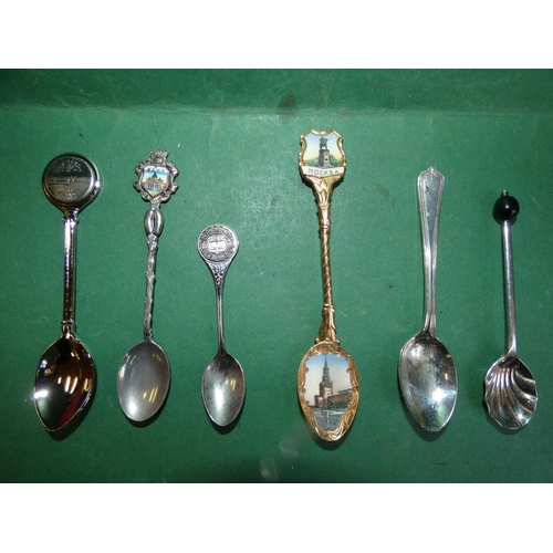 624 - LOT OF COLLECTABLE TEA SPOONS