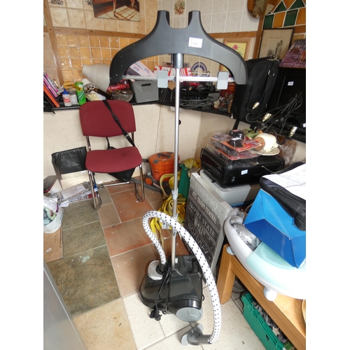 153 - GARMENT STEAMER SILVER CREST