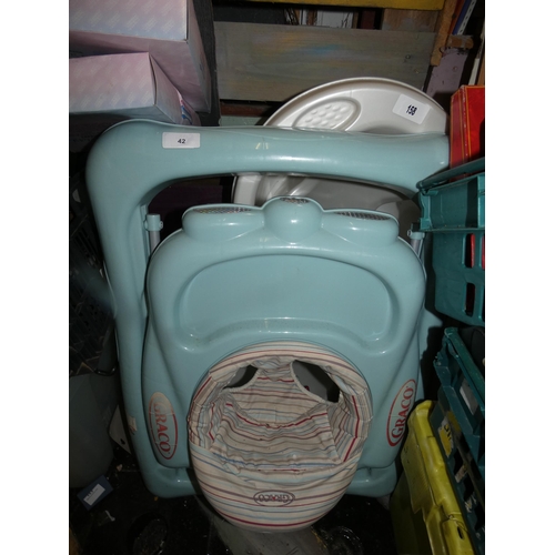 42 - BABY WALKER GRACO AND BABY BATH