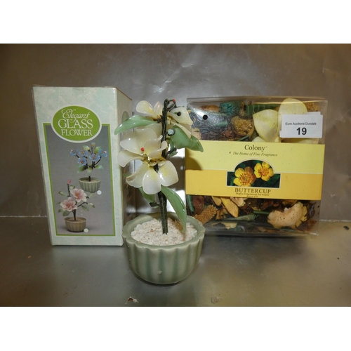 19 - SMALL DECORATIVE GLASS FLOWERS AND COLONY FRAGRANCE