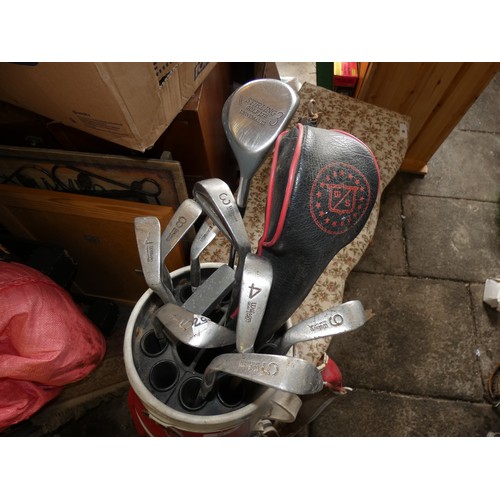 59 - MacGregor - Vintage Golf bag with complete set of golf clubs, iron shafts, putter
