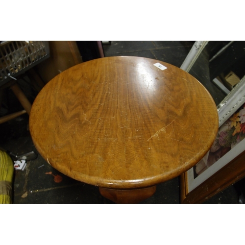 175 - ROUND OAK COFFEE TABLE