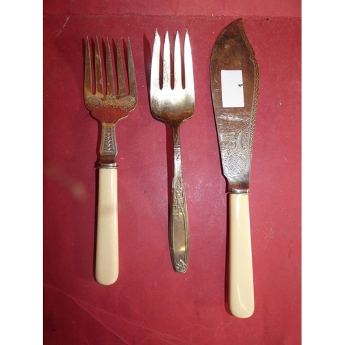 1 - 3 VINTAGE CUTLERY PIECES