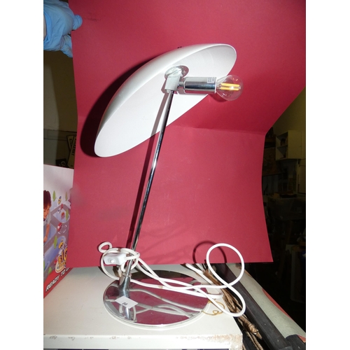 86 - WHITE DESK LAMP