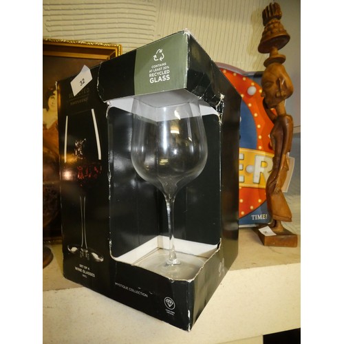 32 - 4 NEW BOXED RAVENHEAD WINE GLASES