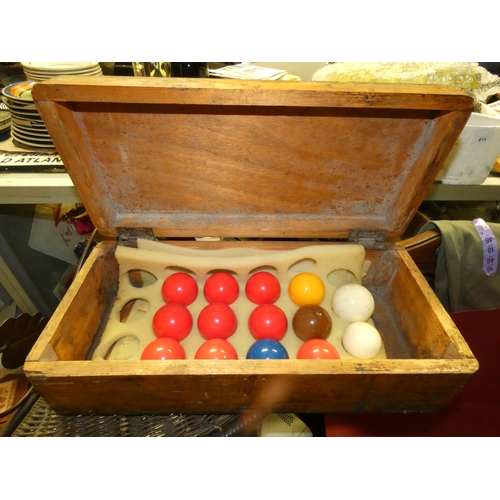 617 - VINTAGE SNOOKER BALLS IN WOODEN CASE