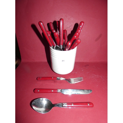 41 - QTY OF CUTLERY PIECES