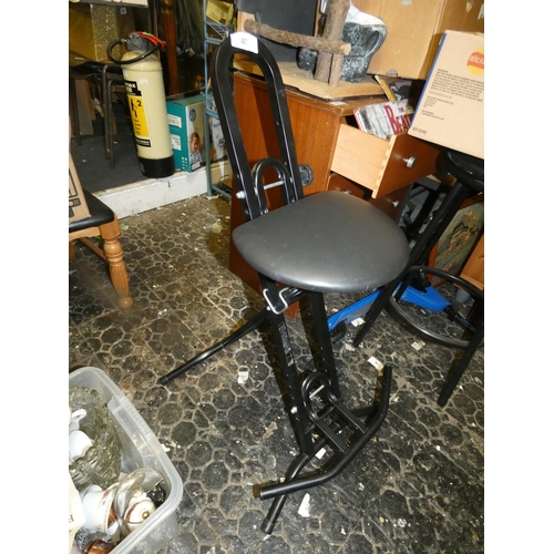 487 - AFFORDABLE GUITAR STOOL