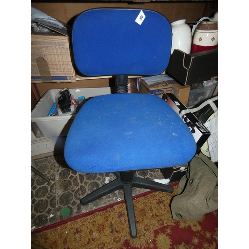 573 - BLUE SWIVEL DESK CHAIR