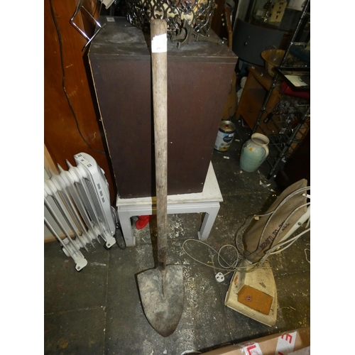 43 - QUALITY METAL GARDEN SHOVEL