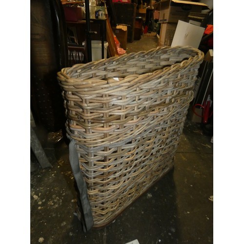 100 - OLD RUSH BASKET