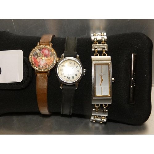 559 - LOT OF LADIES FASHION WRISTWATCHES