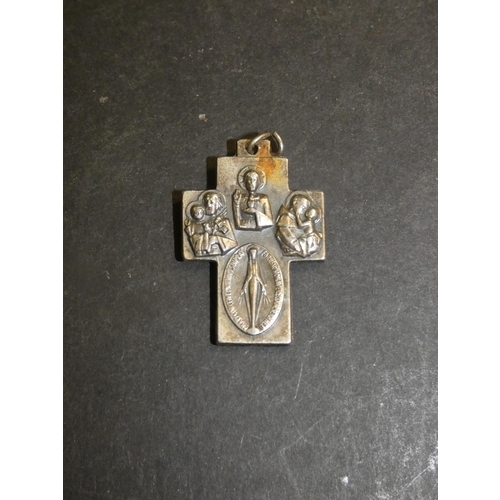 637 - VINTAGE CATHOLIC CREED FOUR WAY PROTECTION CROSS RELIGIOUS MEDAL