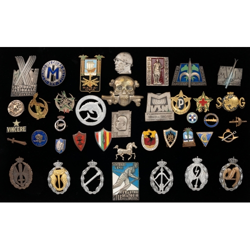 42 - Badges - Italian Military Badges, mostly circa 1920s-30s, (40 items)

*All badges etc. are sold as s... 