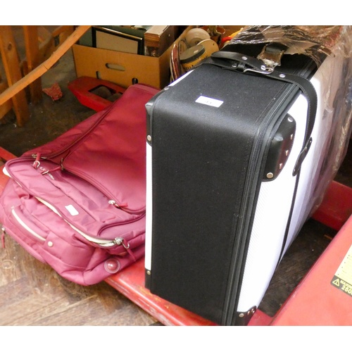 43 - A new black and white suitcase and a large holdall on wheels