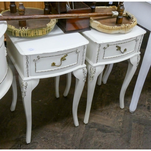 412 - A kidney shaped cream and gilt decorated kneehole dressing table with triple mirrors with matching s... 