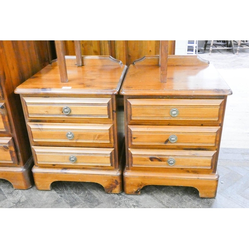 473 - A pair of Ducal pine three drawer bedside chests