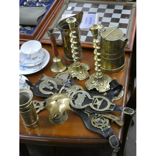 366 - A large quantity of assorted brass and copper