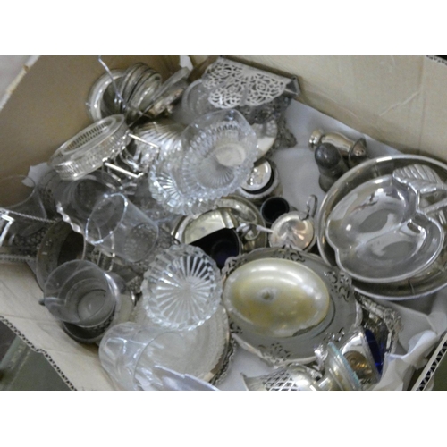 423 - A quantity of assorted plated items, tumblers etc