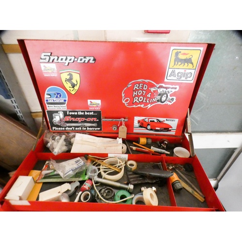 199 - Snap-on tool box on wheels containing 7 large drawers, 3 medium drawers and 6 small with contents