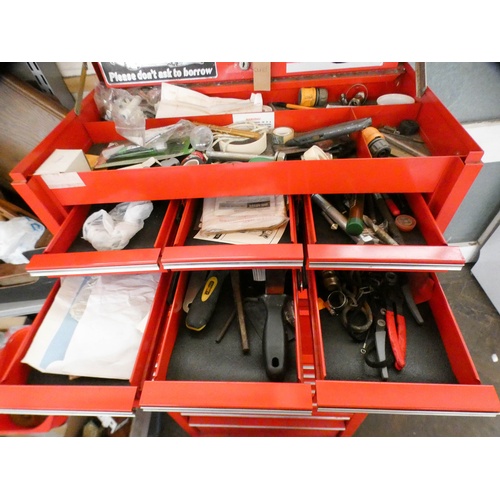 199 - Snap-on tool box on wheels containing 7 large drawers, 3 medium drawers and 6 small with contents