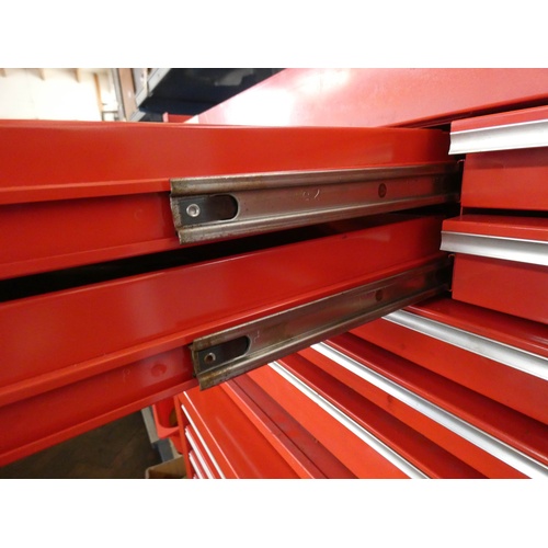 199 - Snap-on tool box on wheels containing 7 large drawers, 3 medium drawers and 6 small with contents