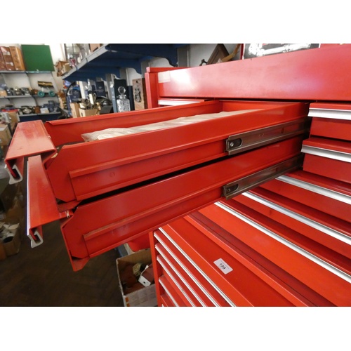 199 - Snap-on tool box on wheels containing 7 large drawers, 3 medium drawers and 6 small with contents