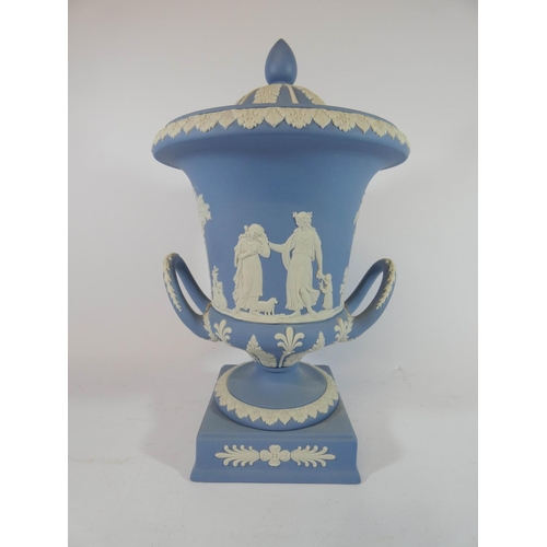 500 - A Wedgwood Jasper twin handled urn and cover standing on a square base, 30cms tall