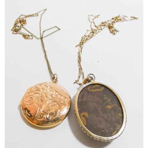 623 - Agate pendant on a 9ct gold chain together with a gilt metal circular locket