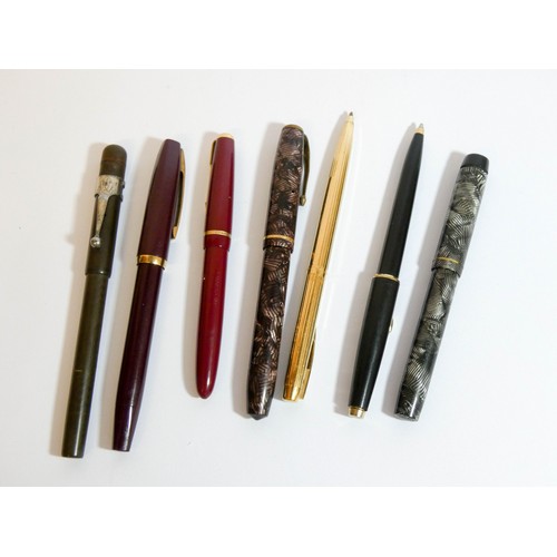 482 - A collection of vintage fountain and other pens to include Sheaffer, Unique Pen company, Conway Stew... 