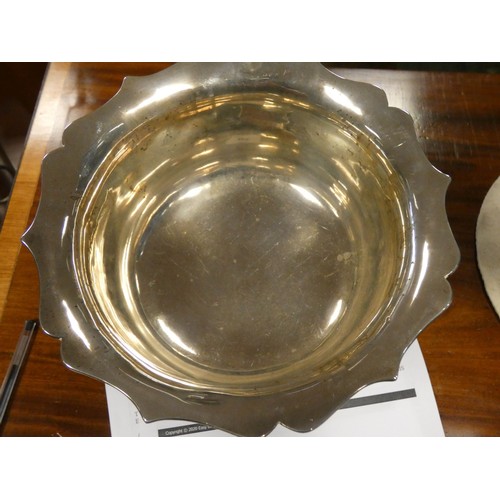 602 - Chinese export silver circular pedestal fruit bowl, with engraved landscape style decoration, hallma... 