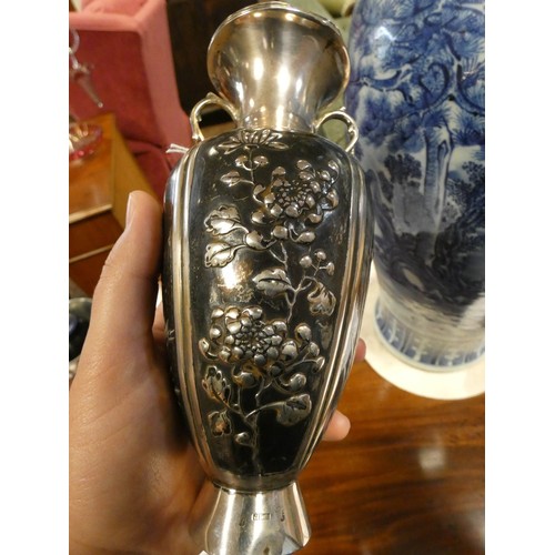 603 - Chinese export silver twin handled vase, marked Zeewo Shanghai, 18 cms tall. Gross weight 9 troy oun... 