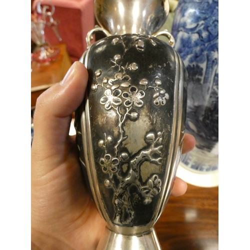 603 - Chinese export silver twin handled vase, marked Zeewo Shanghai, 18 cms tall. Gross weight 9 troy oun... 