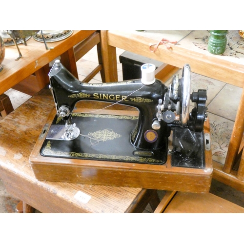 138 - A Singer sewing machine in case