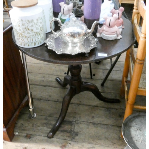 91 - Victorian oak circular occasional table on pillar and tripod base