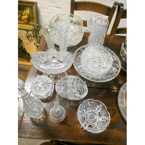 558 - Assorted cut glass to include vases, fruit bowls, decanter etc