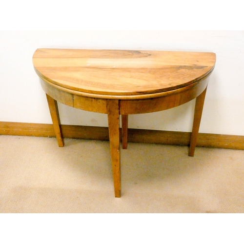 751 - A figured walnut folding top tea table on square taper legs, 43