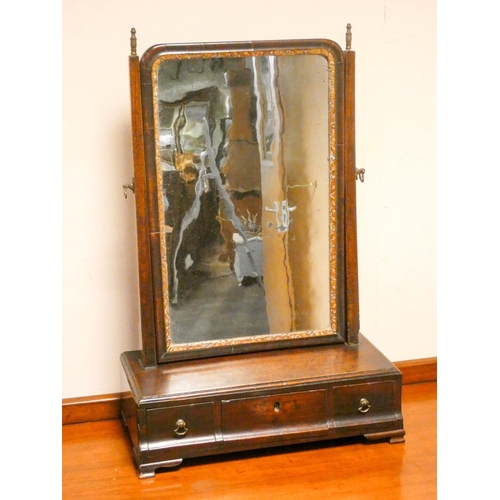 905 - A Georgian mahogany swing toilet mirror with three drawers under, 15