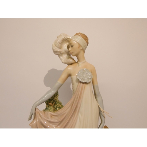 539 - A Lladro lady figure, numbered 5283, lady socialite, 1920, 13 1/2