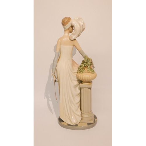 539 - A Lladro lady figure, numbered 5283, lady socialite, 1920, 13 1/2